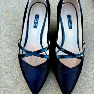Black edges 2.5 heels.  Good condition.